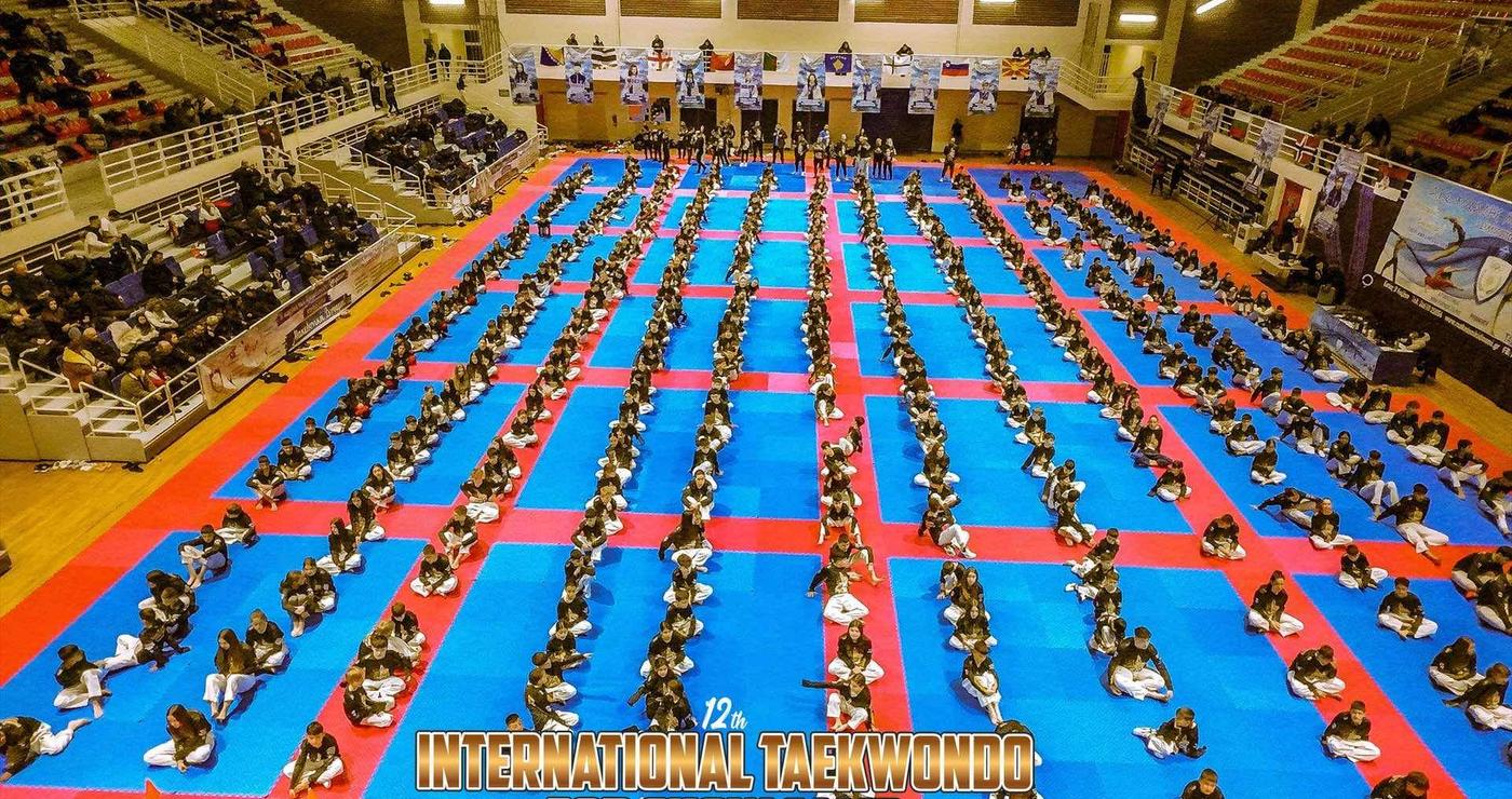 Αθλητές Taekwondo εκτελούν ασκήσεις σε ένα μεγάλο γυμναστήριο στην Κοζάνη κατά τη διάρκεια του Top Snow Camp Taekwondo.