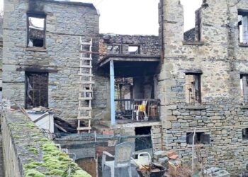 Η καμένη κατοικία στην Καλλονή Γρεβενών, χτισμένη από πέτρα, μετά την πρόσφατη Πυρκαγιά Γρεβενά.