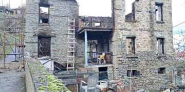 Η καμένη κατοικία στην Καλλονή Γρεβενών, χτισμένη από πέτρα, μετά την πρόσφατη Πυρκαγιά Γρεβενά.