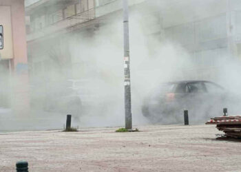 Κοζάνη: «Έσκασε» αγωγός τηλεθέρμανσης – Στην πλατεία Αριστοτέλους