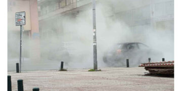 Κοζάνη: «Έσκασε» αγωγός τηλεθέρμανσης – Στην πλατεία Αριστοτέλους