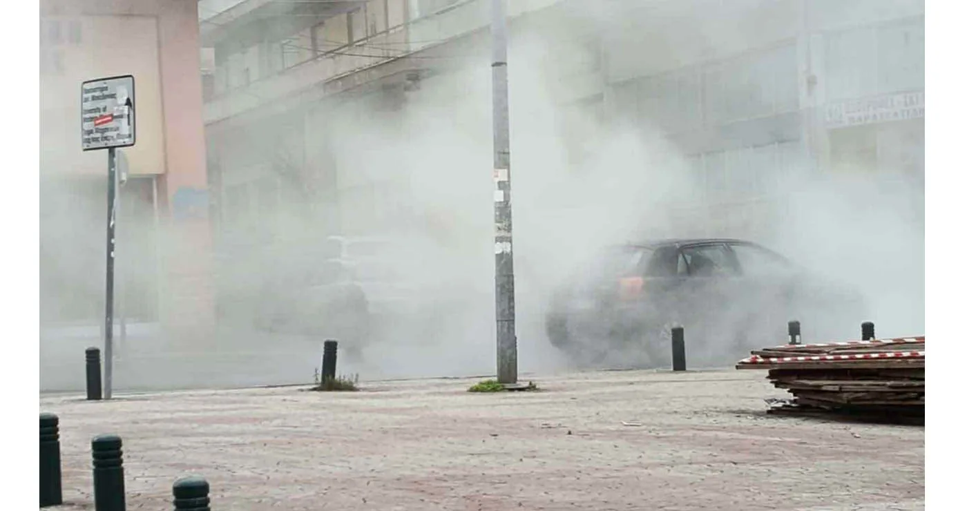 Κοζάνη: «Έσκασε» αγωγός τηλεθέρμανσης – Στην πλατεία Αριστοτέλους