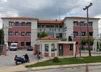 Κοζάνη: Δωρεά παιδικού καθίσματος στο πρώτο μωρό του 2026 από το Τμήμα Τροχαίας