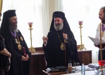 Τιμητική Διάκριση από τον Αρχιεπίσκοπο Αυστραλίας κ. Μακάριο στον Μητροπολίτη Ειρηναίο