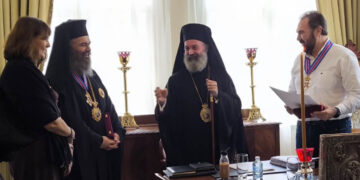 Τιμητική Διάκριση από τον Αρχιεπίσκοπο Αυστραλίας κ. Μακάριο στον Μητροπολίτη Ειρηναίο