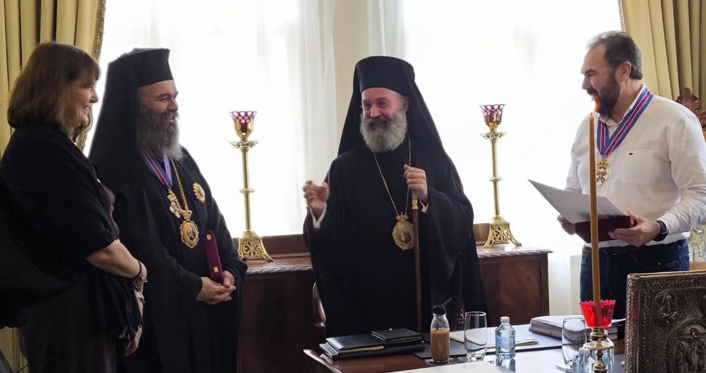 Τιμητική Διάκριση από τον Αρχιεπίσκοπο Αυστραλίας κ. Μακάριο στον Μητροπολίτη Ειρηναίο