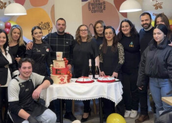 Πτολεμαΐδα: Εντυπωσιακά γενέθλια με πυροτεχνήματα και πολυόροφη τούρτα για το 2ο Coffee Island (Φωτογραφίες)