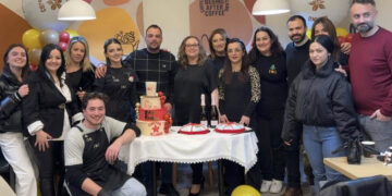 Πτολεμαΐδα: Εντυπωσιακά γενέθλια με πυροτεχνήματα και πολυόροφη τούρτα για το 2ο Coffee Island (Φωτογραφίες)