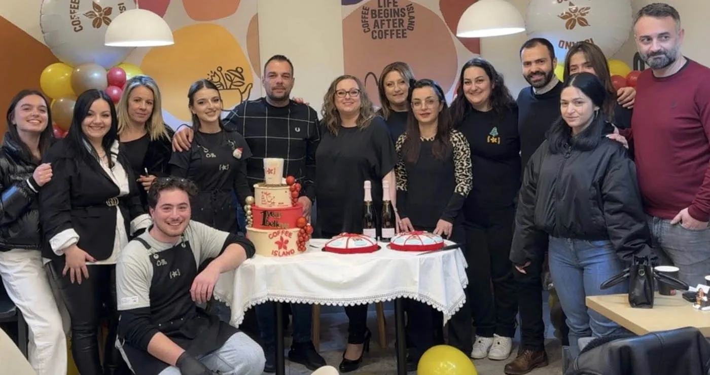 Πτολεμαΐδα: Εντυπωσιακά γενέθλια με πυροτεχνήματα και πολυόροφη τούρτα για το 2ο Coffee Island (Φωτογραφίες)