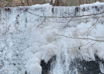 Πάγωσαν οι καταρράκτες στο Εμπόριο Εορδαίας (Φωτογραφίες)