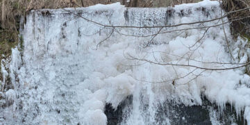 Πάγωσαν οι καταρράκτες στο Εμπόριο Εορδαίας (Φωτογραφίες)