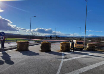 Έκλεισε ο δρόμος και στο μπλόκο Φιλώτα – Επιμένουν στα αιτήματά τους οι αγρότες