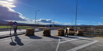 Έκλεισε ο δρόμος και στο μπλόκο Φιλώτα – Επιμένουν στα αιτήματά τους οι αγρότες