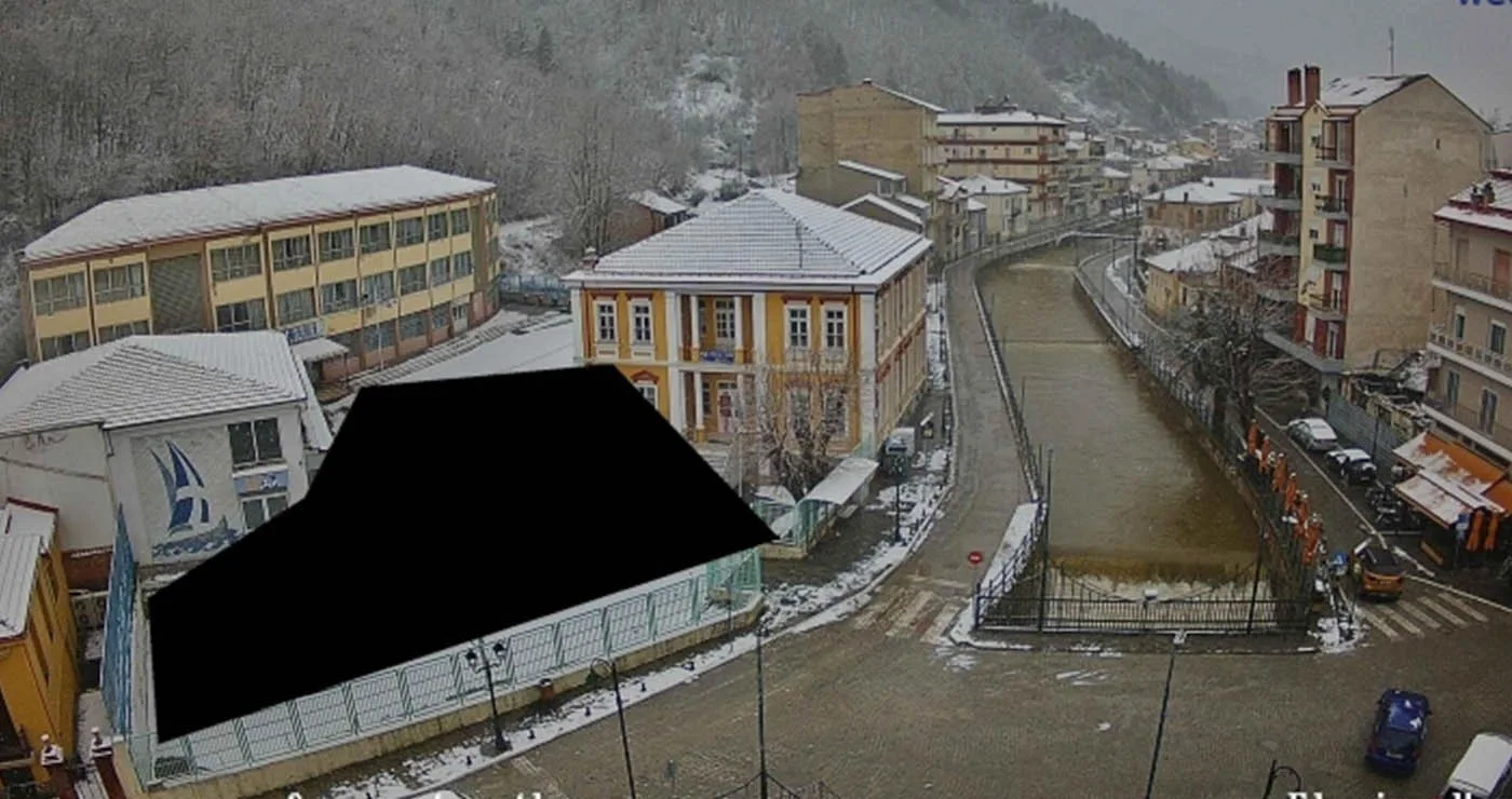 Στα λευκά η πόλη της Φλώρινας: Δείτε ζωντανά το χιονισμένο τοπίο