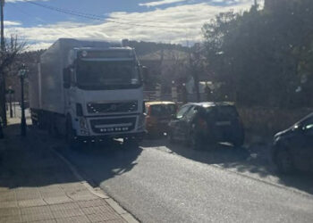 Κυκλοφοριακό χάος στην Αιανή- Νταλίκες και δεκάδες αυτοκίνητα μετά το μπλόκο των αγροτών στη Σιάτιστα(φωτογραφίες- βίντεο)