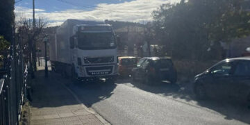 Κυκλοφοριακό χάος στην Αιανή- Νταλίκες και δεκάδες αυτοκίνητα μετά το μπλόκο των αγροτών στη Σιάτιστα(φωτογραφίες- βίντεο)