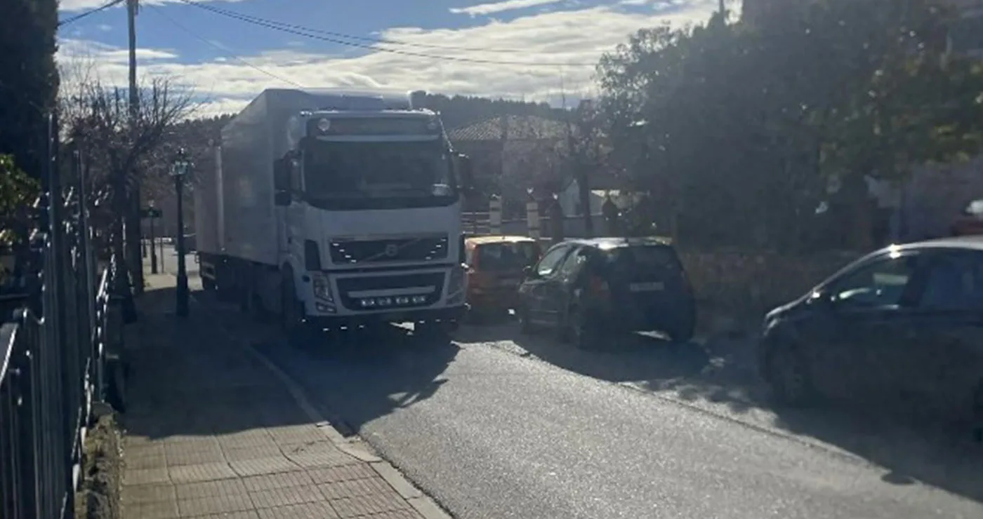 Κυκλοφοριακό χάος στην Αιανή- Νταλίκες και δεκάδες αυτοκίνητα μετά το μπλόκο των αγροτών στη Σιάτιστα(φωτογραφίες- βίντεο)