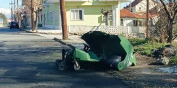 Ένας πράσινος κάδος απορριμμάτων έχει ανατραπεί στον δρόμο στη Φλώρινα, με σκουπίδια να έχουν χυθεί γύρω του, δείχνοντας ένα κοινό πρόβλημα με τα απορριμματα φλωρινα.