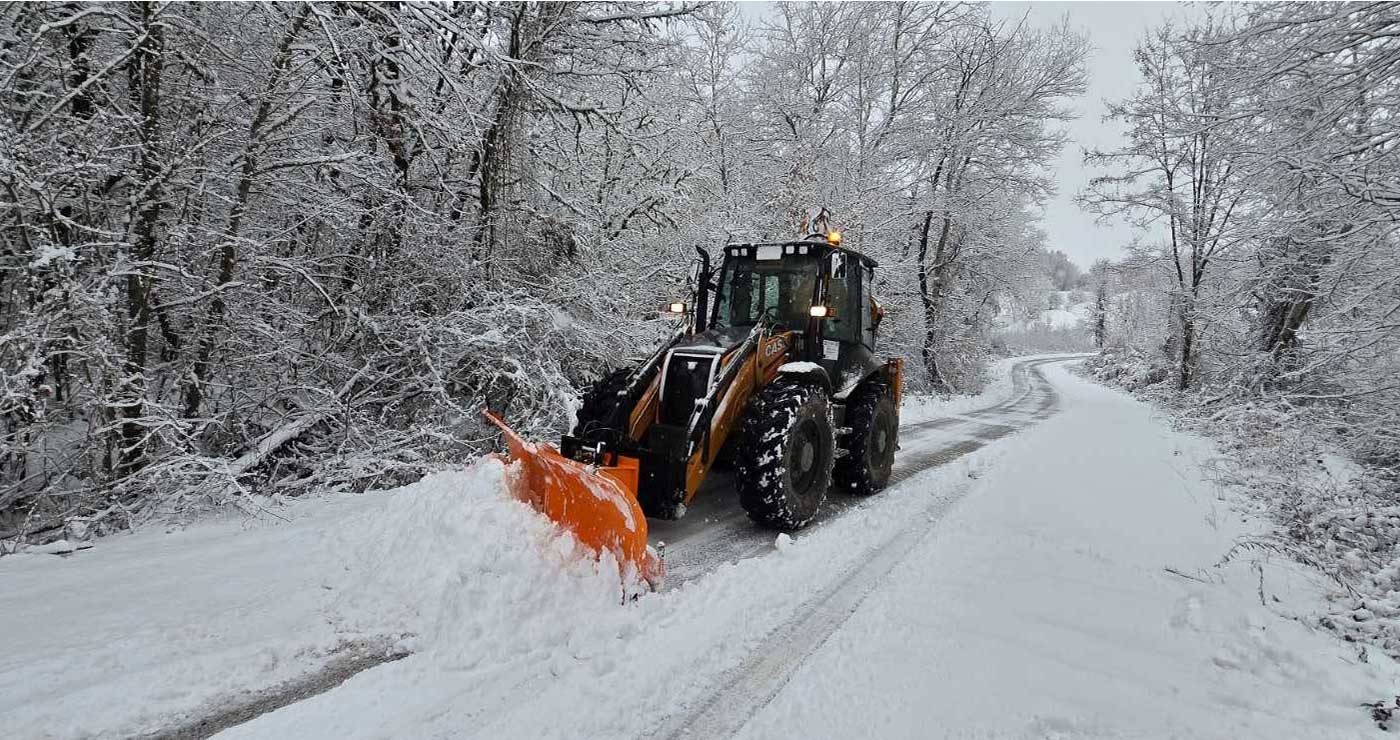 Χιόνι….βουνό στο πανέμορφο ορεινό Βόιο – Κατάλευκες εικόνες με τα εκχιονιστικά επί ποδός!