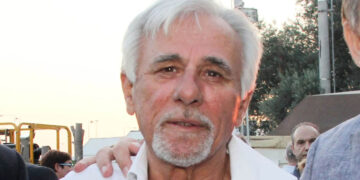 Πέθανε ο δημοσιογράφος Σπύρος Καρατζαφέρης