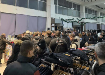 Πρωτοφανείς εικόνες στην Πτολεμαΐδα: Πολυκατάστημα που βάζει λουκέτο δημιούργησε κοσμοσυρροή (ρεπορτάζ της Κούλας Πουλασιχίδου)