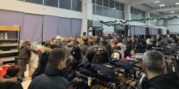 Πρωτοφανείς εικόνες στην Πτολεμαΐδα: Πολυκατάστημα που βάζει λουκέτο δημιούργησε κοσμοσυρροή (ρεπορτάζ της Κούλας Πουλασιχίδου)