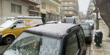 Συνεχίζεται η χιονόπτωση στην Κοζάνη (Βίντεο)