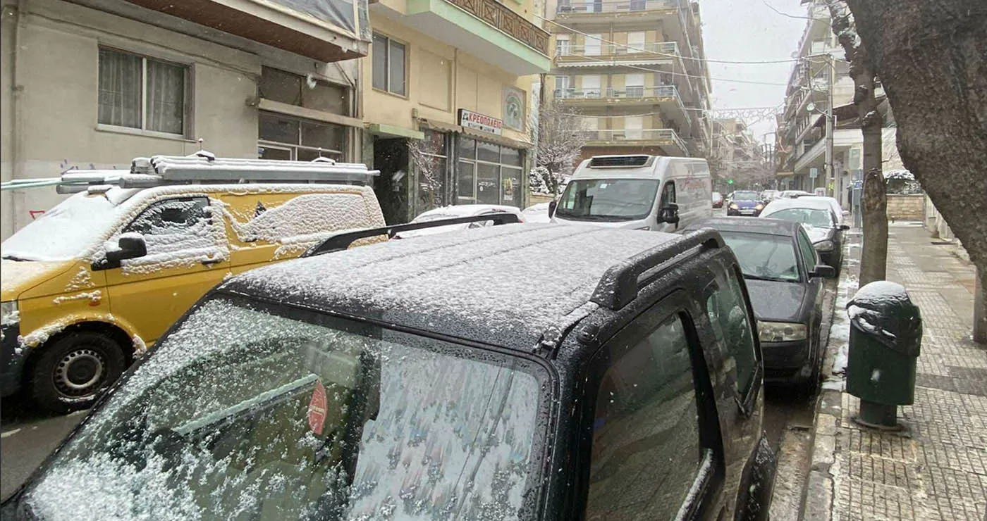 Συνεχίζεται η χιονόπτωση στην Κοζάνη (Βίντεο)