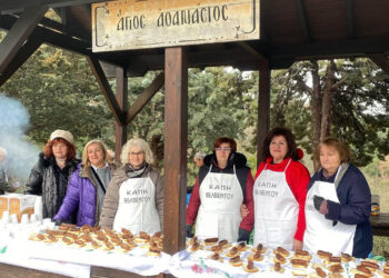 Βελβεντό: Αναβίωσε το έθιμο της λουκανικοφαγίας στον Άη Θανάση (Φωτογραφίες)