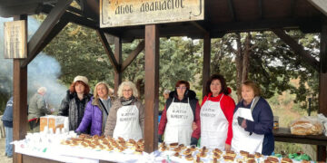 Βελβεντό: Αναβίωσε το έθιμο της λουκανικοφαγίας στον Άη Θανάση (Φωτογραφίες)