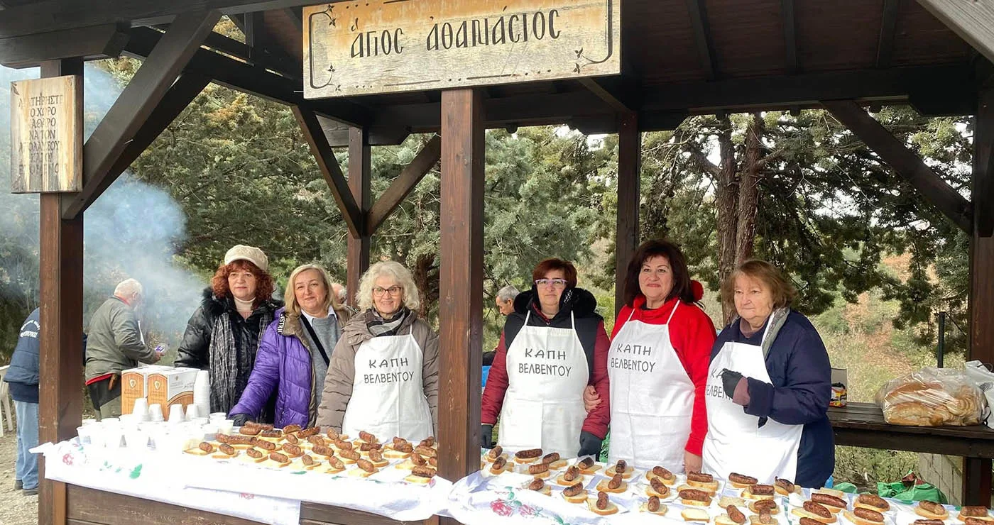 Βελβεντό: Αναβίωσε το έθιμο της λουκανικοφαγίας στον Άη Θανάση (Φωτογραφίες)