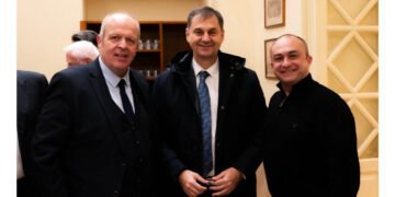 Ο Αντιπεριφερειάρχης Νίκος Λυσσαρίδης στην κοπή της πρωτοχρονιάτικης πίτας του Πανελληνίου Συνδέσμου Εξαγωγέων