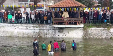 Για την ευλογία του Τιμίου Σταυρού βούτηξαν και στο Μηλοχώρι Εορδαίας (Βίντεο)