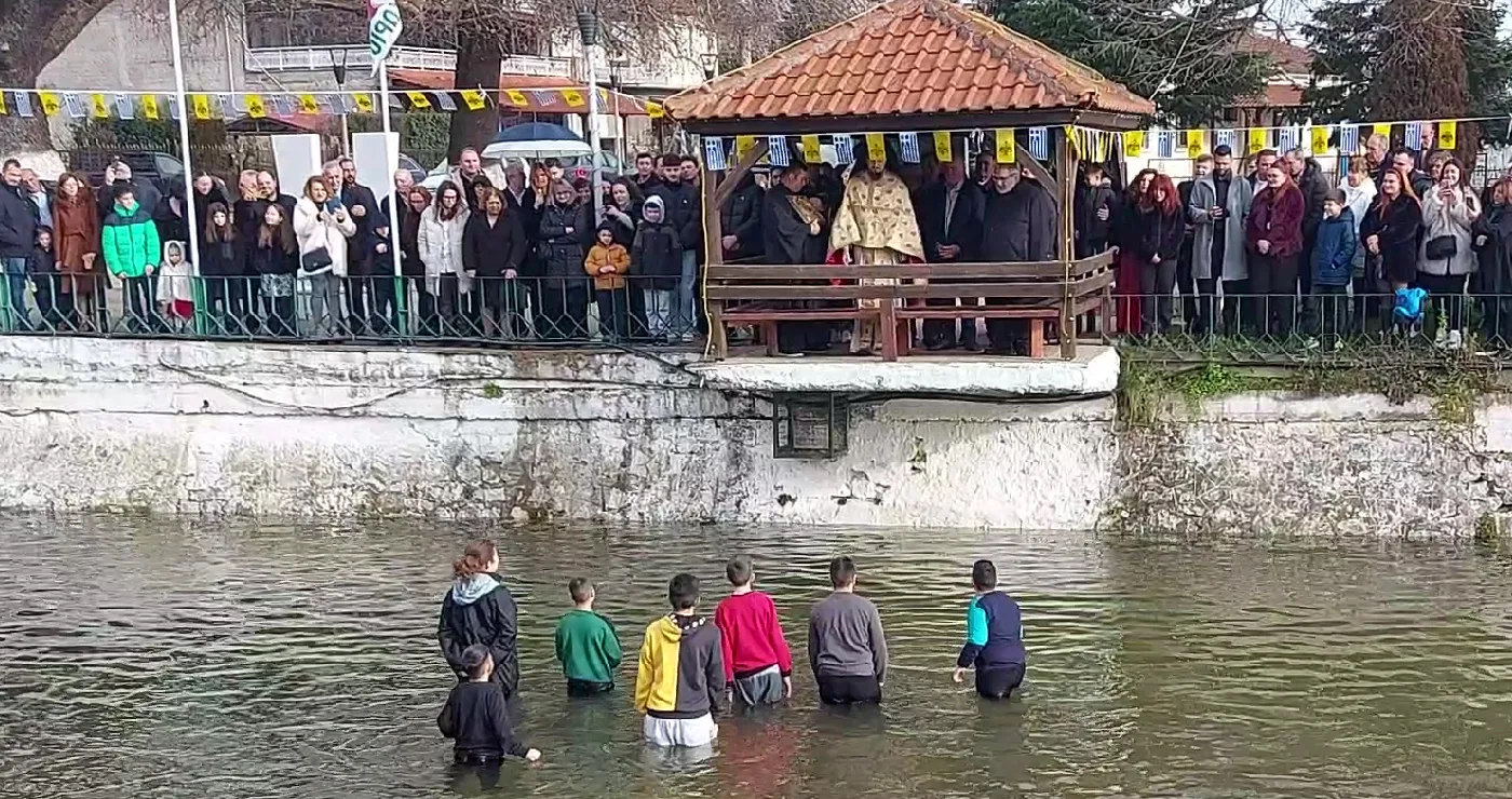 Για την ευλογία του Τιμίου Σταυρού βούτηξαν και στο Μηλοχώρι Εορδαίας (Βίντεο)