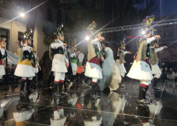 Πτολεμαΐδα: Ούτε η καταιγίδα δεν σταμάτησε τους Μωμόγερους – Πραγματοποιήθηκαν οι «Γιορτές του Μώμου»