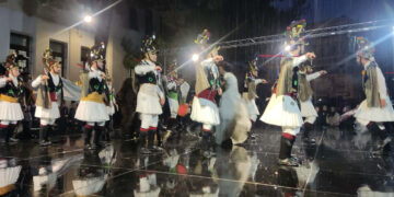 Πτολεμαΐδα: Ούτε η καταιγίδα δεν σταμάτησε τους Μωμόγερους – Πραγματοποιήθηκαν οι «Γιορτές του Μώμου»