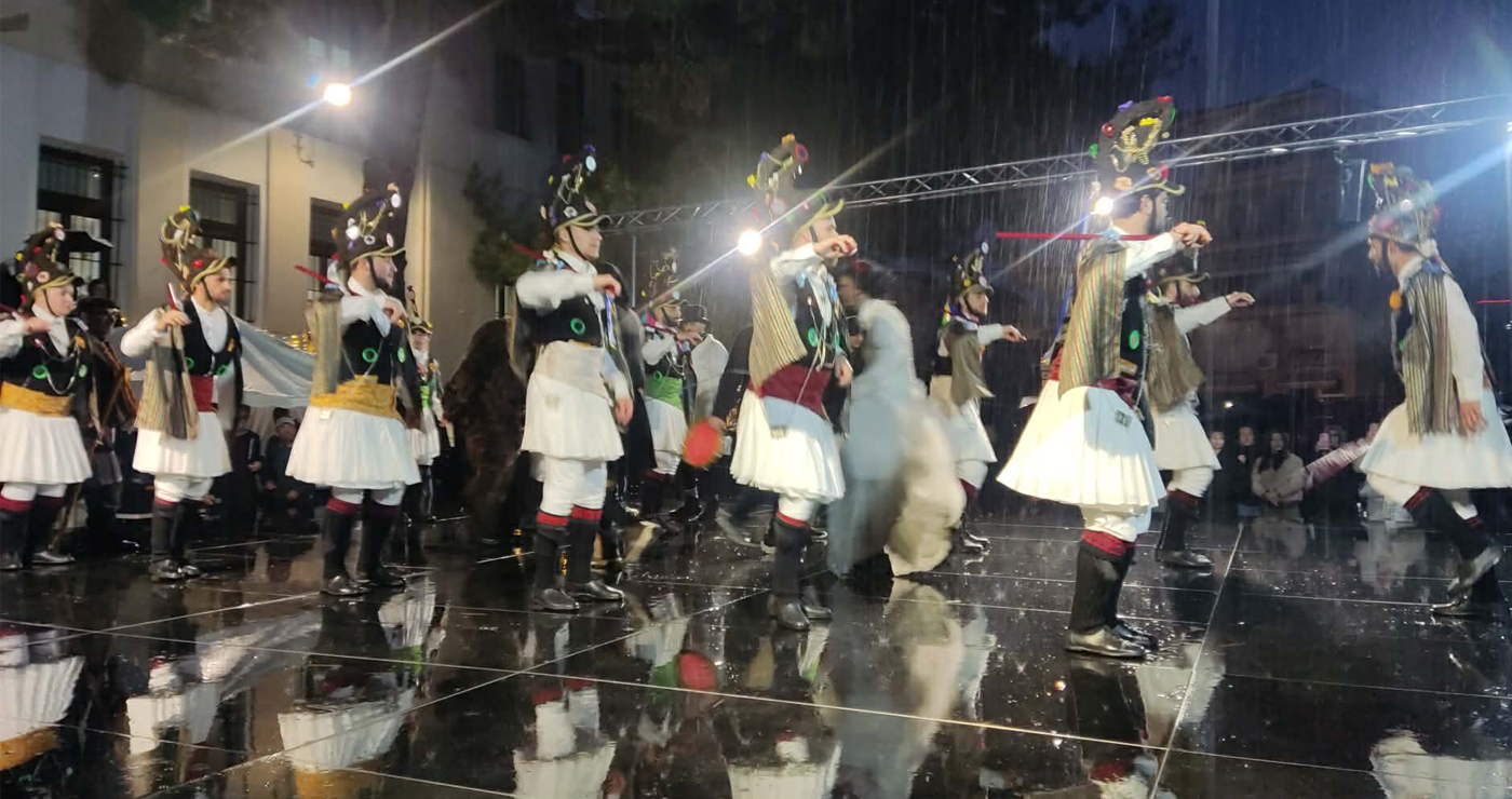 Πτολεμαΐδα: Ούτε η καταιγίδα δεν σταμάτησε τους Μωμόγερους – Πραγματοποιήθηκαν οι «Γιορτές του Μώμου»