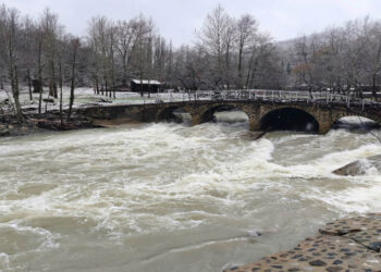 Νεστόριο: Ορμητικός κατεβαίνει ο Αλιάκμονας από το χιονισμένο Γράμμο – Μαγευτικές εικόνες και βίντεο