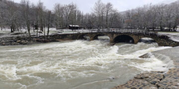 Νεστόριο: Ορμητικός κατεβαίνει ο Αλιάκμονας από το χιονισμένο Γράμμο – Μαγευτικές εικόνες και βίντεο