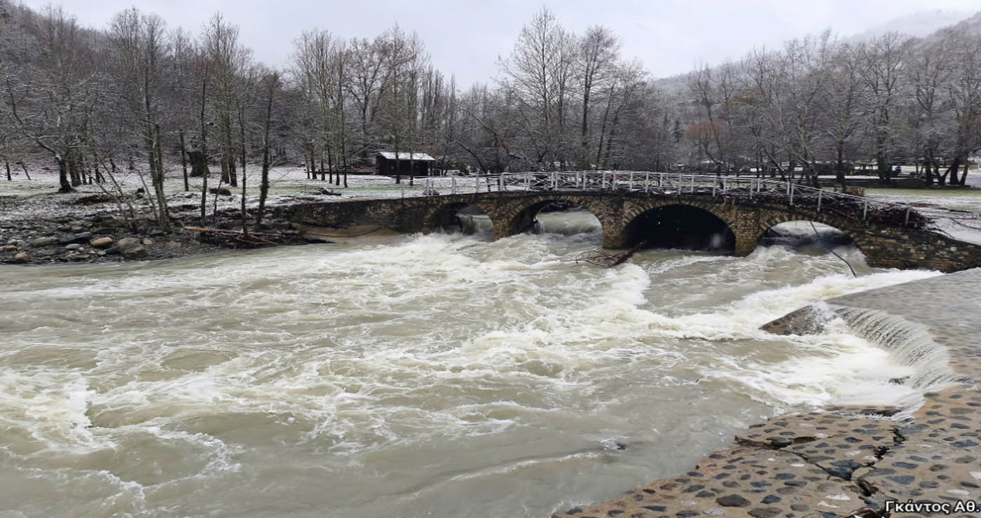 Νεστόριο: Ορμητικός κατεβαίνει ο Αλιάκμονας από το χιονισμένο Γράμμο – Μαγευτικές εικόνες και βίντεο