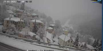 “Λευκό τοπίο” στο Πισοδέρι – Πυκνή χιονόπτωση από νωρίς το πρωί – Δείτε live εικόνα