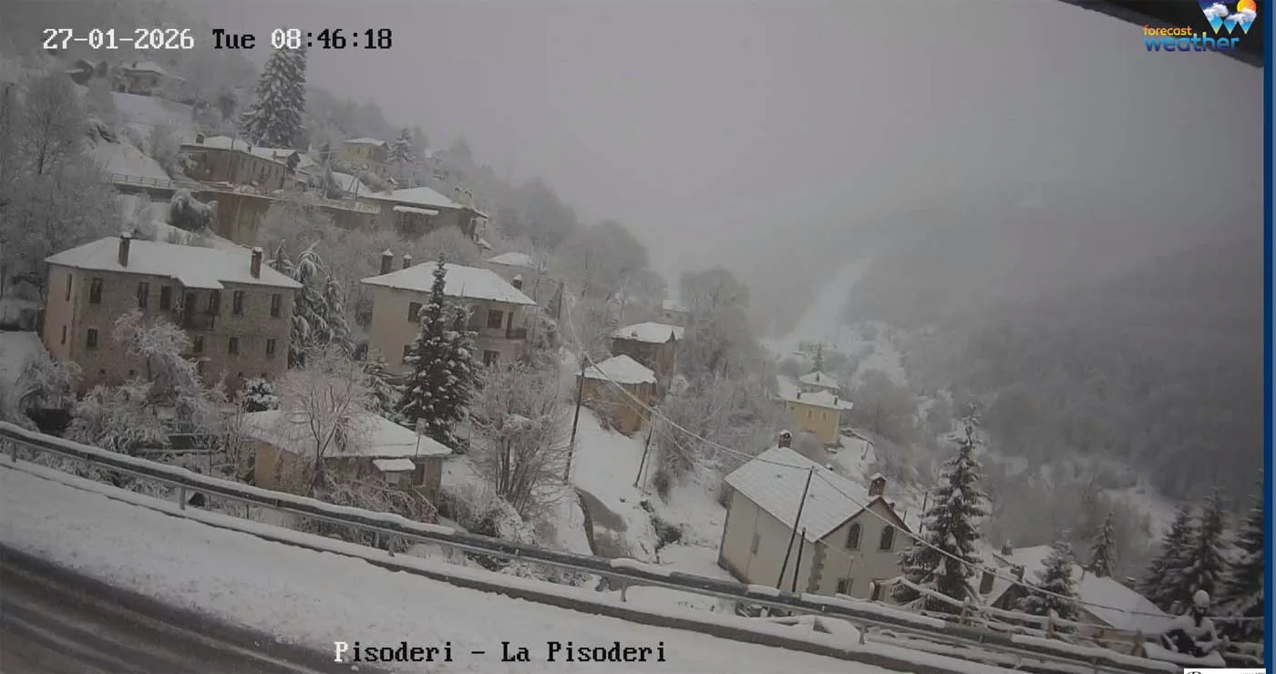 “Λευκό τοπίο” στο Πισοδέρι – Πυκνή χιονόπτωση από νωρίς το πρωί – Δείτε live εικόνα