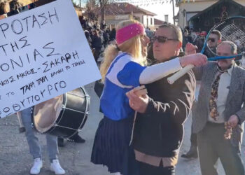 Η πρόταση γάμου Μητσοτάκη σε Σάκκαρη σατιρίστηκε στα Μπουμπουσιάρια Εράτυρας (video)