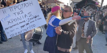 Η πρόταση γάμου Μητσοτάκη σε Σάκκαρη σατιρίστηκε στα Μπουμπουσιάρια Εράτυρας (video)