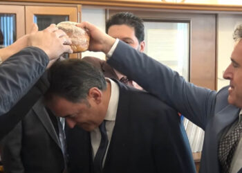 Το όμορφο πρωτοχρονιάτικο έθιμο της Λευκοπηγής στο Δημαρχείο Κοζάνης (Βίντεο)