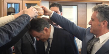 Το όμορφο πρωτοχρονιάτικο έθιμο της Λευκοπηγής στο Δημαρχείο Κοζάνης (Βίντεο)