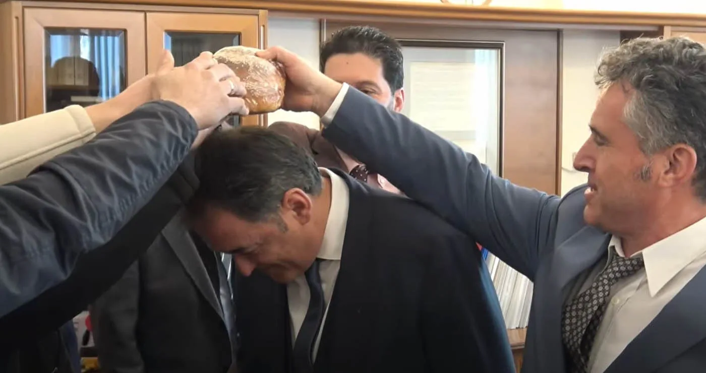 Το όμορφο πρωτοχρονιάτικο έθιμο της Λευκοπηγής στο Δημαρχείο Κοζάνης (Βίντεο)