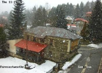 Χιονίζει πυκνά στην Σαμαρίνα Γρεβενών – Δείτε live εικόνα!