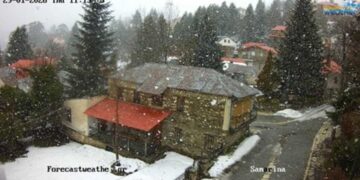 Χιονίζει πυκνά στην Σαμαρίνα Γρεβενών – Δείτε live εικόνα!