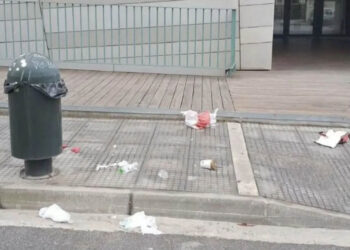 «Δεν είναι εικόνα αυτή» – Παρέμβαση Αντιδημάρχου Γ. Ιωαννίδη για σκουπίδια έξω από τη Κοβεντάρειο Βιβλιοθήκη